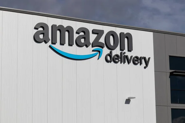 Wayne Circa November 2020 Amazon Com Delivery Center 亚马逊是美国最大的基于互联网的零售商 并庆祝黄金日 — 图库照片