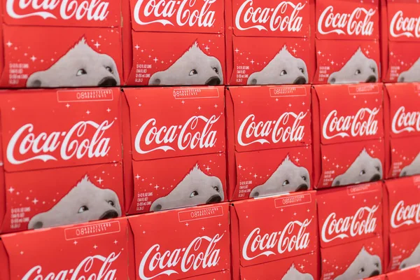 インディアナポリス Circa 2020年11月 コーラとコカ コーラのクリスマス極熊が展示されています コーラ製品は 米国で最も売れているソーダポップドリンクの1つです — ストック写真
