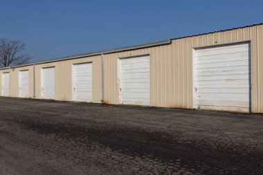 Kiralık depo ve mini depo üniteleri terk edilmiş, soğuk ve terk edilmiş..