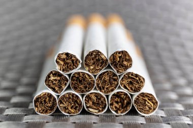 Sigarayı yakın plan çek. Sigarayı bırakmak kalp hastalığından kurtulmanın en kolay yoludur..