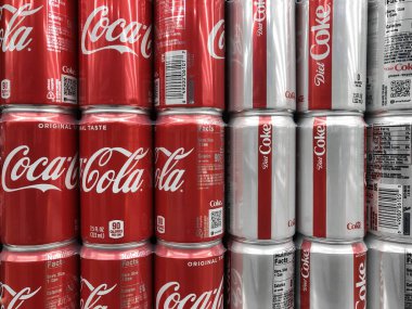 Indianapolis - Ocak 2021: Coca Cola ve diyet kola sergileniyor. Kola ürünleri ABD 'de en çok satan gazoz içecekleri arasındadır..