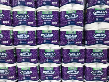 Indianapolis - Ocak 2021: Yorganlı Kuzeyli tuvalet kağıdı sergisi. Coronavirus ve COVID 'nin panik içinde alım yaparken, tuvalet kağıdı sıkıntısı yaygınlaştı.