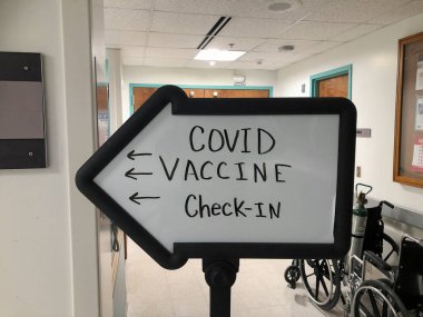 COVID-19 aşısı bir hastanede kontrol ediliyor. Şirketler daha fazla aşı ürettikçe, halk için daha fazla aşı sağlanacak..