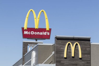 Lafayette - Mart 2021: McDonald 's Restoranı. McDonald 's, sosyal uzaklık süresince kaldırım kenarı pikapı ve sürüş hizmeti sunuyor..