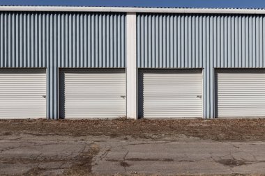 Özel depo ve küçük garaj üniteleri.