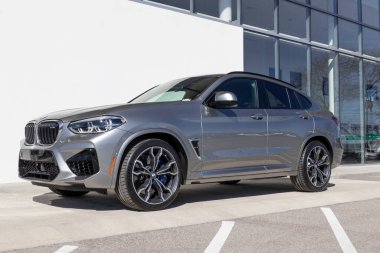 Indianapolis - Mart 2021: BMW X4 M sergileniyor. BMW lüks ve elektrikli araçlar üretiyor ve merkezi Almanya 'da bulunuyor..