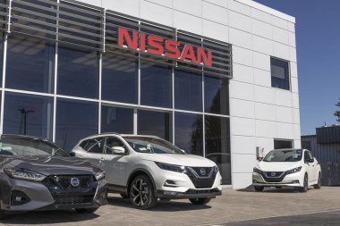 Indianapolis - Takriben Mart 2021: Bir Nissan Araba ve SUV bayiliğinin logosu ve imzası. Nissan, Renault Nissan İttifakının bir parçası..