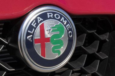 Indianapolis - Yaklaşık Mart 2021: Stellantis 'in bir bölümü olan Alfa Romeo' nun Logosu. Logo kırmızı bir haç ve biscione 'u gösteriyor. Mağripli bir yılanı yutan taçlı bir yılan..