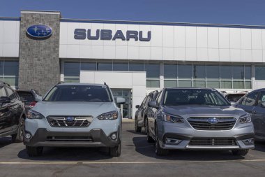 Indianapolis - Mart 2021: Subaru araba galerisi. Subaru, ABD 'de Lafayette, Indiana' daki fabrikasında satılan araçların çoğunu üretiyor..