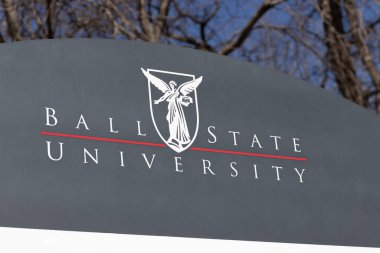 Muncie - Mart 2021: Ball State Üniversitesi kampüsü. Ball State bir kamu araştırma üniversitesidir ve logosu,.