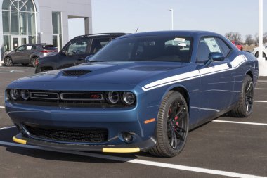 Tipton - Mart 2021: bir Chrysler bayiliğinde Dodge Challenger sergisi. FCA 'nın Stellantis yan kuruluşları Chrysler, Dodge, Jeep ve Ram' dır..