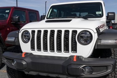 Indianapolis - Mart 2021: Chrysler bayiliğinde Jeep Wrangler sergisi. FCA 'nın Stellantis yan kuruluşları Chrysler, Dodge, Jeep ve Ram' dır..