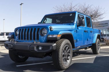 NoBlesville - Mart 2021: Chrysler bayiliğinde Jeep Gladyatör sergisi. FCA 'nın Stellantis yan kuruluşları Chrysler, Dodge, Jeep ve Ram' dır..