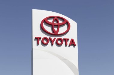 Noblesville - Mart 2021: Toyota Car ve SUV Logo ve İmza. Toyota, güvenilirliği, yakıt tüketimi ve emisyonları azaltmaya olan bağlılığı nedeniyle otomobil alıcıları arasında popüler bir markadır..