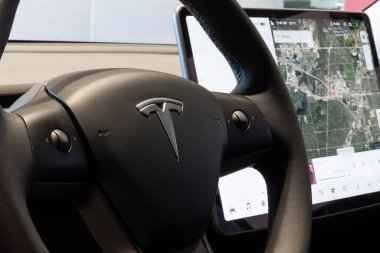 Indianapolis - Takriben Mart 2021: Tesla elektrikli araçları iç mekanlara elektrik verildi. Tesla ürünleri arasında elektrikli arabalar, batarya enerji deposu ve güneş panelleri yer alıyor.