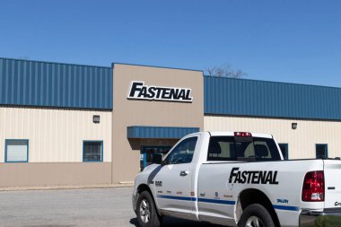 Michigan City - Nisan 2021: Fastenal endüstriyel ürünler ve servis dağıtımcısı. Fastenal sanayi, güvenlik ve inşaat malzemelerini yeniden sattı.