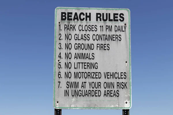 Beach Rules Sign Strok Cloudless Blue Sky — Stock fotografie