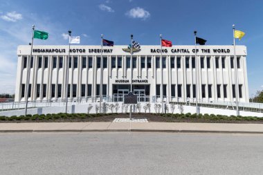 Indianapolis - Yaklaşık Nisan 2021: Indianapolis Motor Yarış Pisti Binası ve Müzesi. IMS, Sosyal Mesafe Çağı 'nda Indy 500 ve Brickyard 400 için hazırlanıyor..