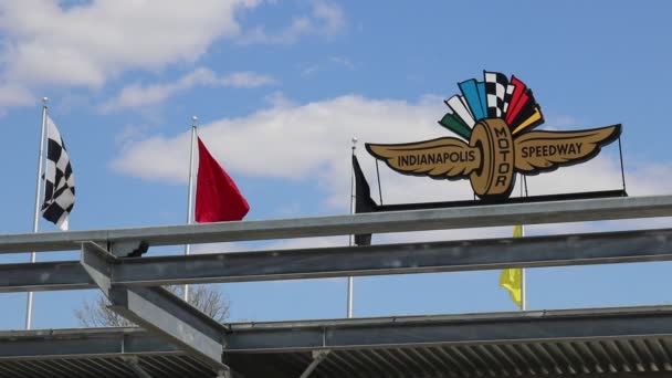 Индианаполис Цирк Апрель 2021 Года Indianapolis Motor Speedway Gate Гоночными — стоковое видео