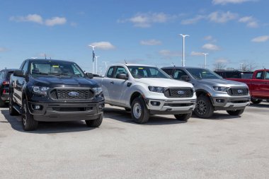 Plainfield - Nisan 2021: Ford Ranger kamyonet sergisi. Ranger isim plakası Ford tarafından satılan hafif görev kamyon modellerinde kullanıldı..