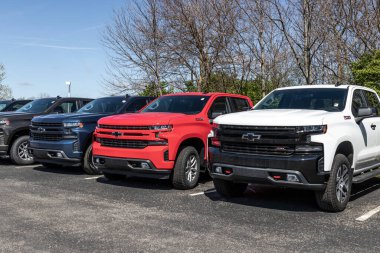 Plainfield - Nisan 2021: Chevrolet Silverado 1500. Chevy, GM 'nin bir bölümüdür ve WT, Gustom, Custom, Gustom Trail Boss, LT, RST, LT Trail Boss, LTZ ve High Country versiyonlarında Silverado 1500 sunar..