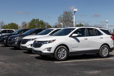 Plainfield - Nisan 2021: Chevrolet Equinox SUV sergisi. Chevy, General Motors 'un bir bölümüdür ve Trax, Cruze ve Traverse üretir..