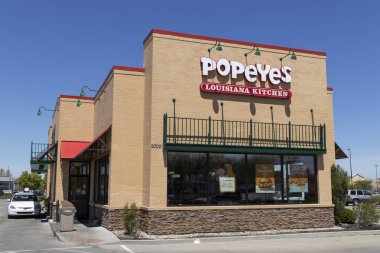 Avon - Nisan 2021: Popeyes Louisiana Mutfağı Fast Food Restoranı. Popeyes, Kajun usulü kızarmış tavuklarıyla tanınır..