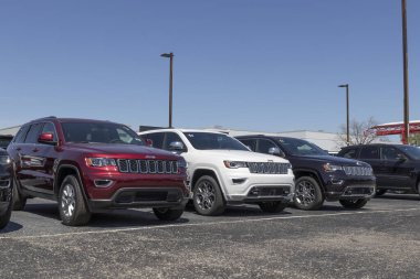 Indianapolis - Nisan 2021: Chrysler bayiliğinde Jeep Grand Cherokee sergisi. FCA 'nın Stellantis yan kuruluşları Chrysler, Dodge, Jeep ve Ram' dır..