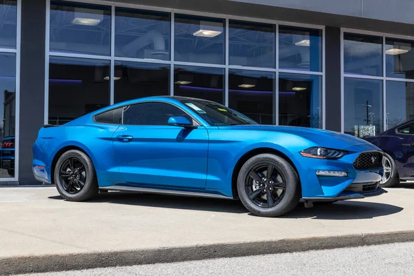 Plainfield Circa Abril 2021 Ford Mustang Exibição Uma Concessionária Ford — Fotografia de Stock