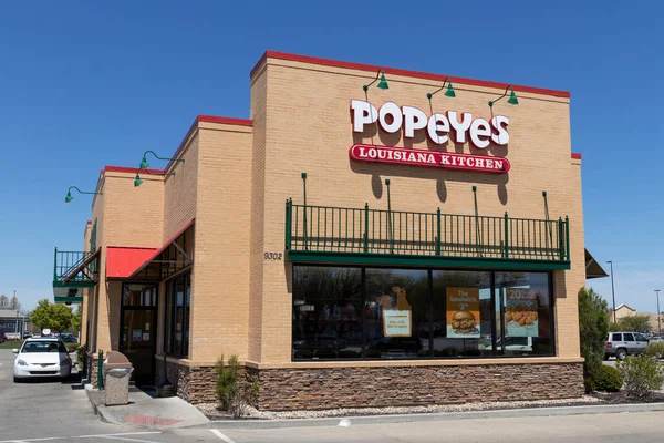 Avon Circa April 2021 Popeyes Louisiana Kitchen Fast Food Restaurant — Stock Photo, Image