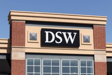 Carmel - Mayıs 2021: DSW Ayakkabı Dükkanı. Marka, ayakkabı ve moda aksesuarlarının perakendecisidir..