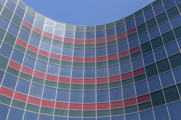 Arquitetura Geométrica Curva Edifício Azul Com Janelas Vermelhas Verdes Contra — Fotografia de Stock