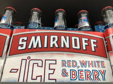 Indianapolis - Mayıs 2021: Smirnoff Ice Red, White and Berry sergisi. Smirnoff votkası Amerika 'nın en popüler votkasıdır..
