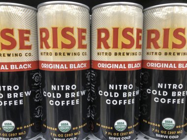 Indianapolis - Mayıs 2021: Soğuk nitro demleme kahvesi. RISE Brewing nitrojen takviyeli organik kahve konusunda uzmandır..