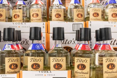 Indianapolis - Takriben Mayıs 2021: Tito 'nun El yapımı Votka Sergisi. Tito 's Amerika' daki en hızlı büyüyen votkalardan biridir..
