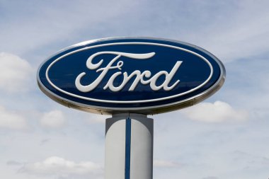 Kokomo - Mayıs 2021: Ford Araba ve Kamyon Galerisi. Ford araba, SUV, kamyonet ve ağır iş araçları satıyor..