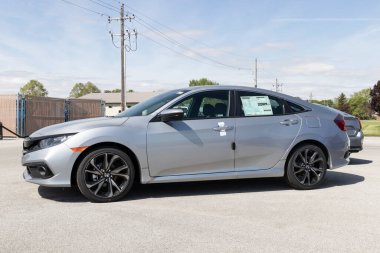 Kokomo - Mayıs 2021: Honda Civic sergisi. Honda Civic, Amerika 'da her yıl satılan en iyi 25 arabadan biri..