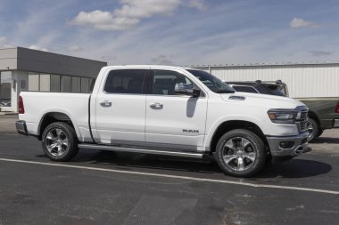 Kokomo - Mayıs 2021: Ram 1500 melez Hemi eTorque bir Chrysler Ram bayiliğinde sergileniyor. FCA 'nın Stellantis yan kuruluşları Chrysler, Dodge, Jeep ve Ram' dır..