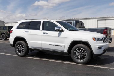 Kokomo - Mayıs 2021: Chrysler bayiliğinde Jeep Grand Cherokee sergisi. FCA 'nın Stellantis yan kuruluşları Chrysler, Dodge, Jeep ve Ram' dır..