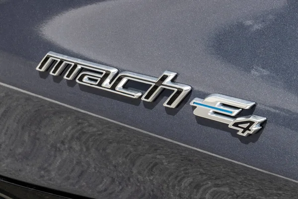 Circa 2021 Ford Mustang Mach Suv 디스플레이가 무스탕 최초의 전력망이며 — 스톡 사진