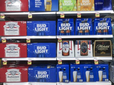 Budweiser, Bud Light, Michelob Ultra ve Amberbock dahil olmak üzere Anheuser-Busch InBev bira sergisi. AB InBev dünyanın en büyük bira şirketi..