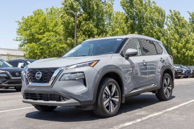 Indianapolis - Mayıs 2021: Nissan Rogue gösterisi. Nissan, Renault Nissan İttifakının bir parçası..