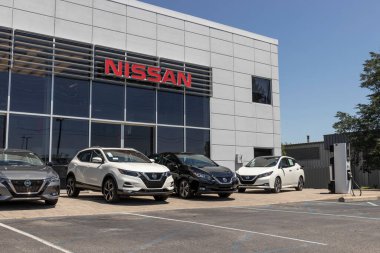 Indianapolis - Mayıs 2021: Nissan Car ve SUV bayiliği. Nissan, Renault Nissan İttifakının bir parçası..
