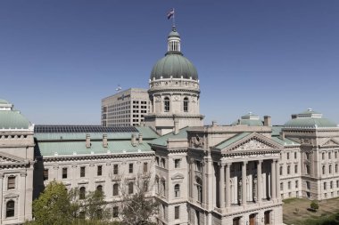 Indianapolis - Mayıs 2021: Indiana State House ve Capitol Dome. Konseyde Vali, Meclis ve Yüksek Mahkeme yer almaktadır..