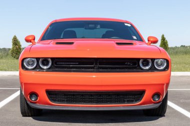 Tipton - Mayıs 2021: bir Chrysler bayiliğinde Dodge Challenger sergisi. FCA 'nın Stellantis yan kuruluşları Chrysler, Dodge, Jeep ve Ram' dır..