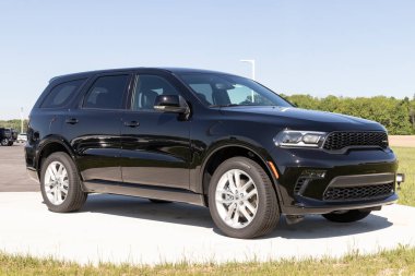Tipton - Mayıs 2021: Dodge Durango bir Chrysler bayiliğinde sergileniyor. FCA 'nın Stellantis yan kuruluşları Chrysler, Dodge, Jeep ve Ram' dır..