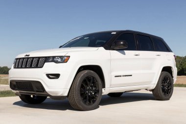 Tipton - Mayıs 2021: Chrysler bayiliğinde Jeep Grand Cherokee sergisi. FCA 'nın Stellantis yan kuruluşları Chrysler, Dodge, Jeep ve Ram' dır..