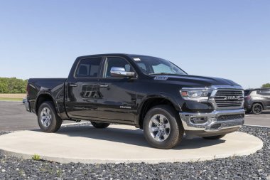 Tipton - Mayıs 2021: Ram 1500 Chrysler Ram bayiliğinde sergileniyor. FCA 'nın Stellantis yan kuruluşları Chrysler, Dodge, Jeep ve Ram' dır..
