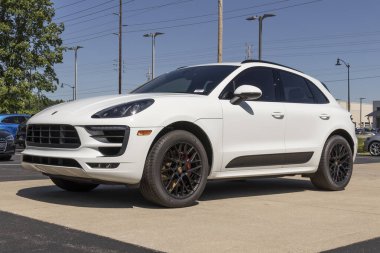Indianapolis - Mayıs 2021: Porsche Macan GTS SUV ekranı. Porsche Macan yüksek performanslı beş kapılı lüks bir SUV..