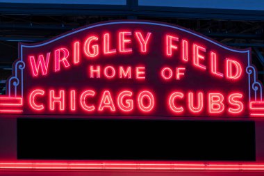 Chicago - Mayıs 2021: Wrigley Field Home of Chicago Cubs fotokopi alanı olan kırmızı ışıklı ev. Wrigley Field 1916 'dan beri Cubs' ın evi..